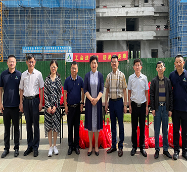 南通市人大常委會副主任、市總工會主席葛玉琴到集團承建的項目開展夏季慰問活動
